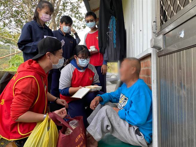 大湖國中師生到華山基金會服務的獨老個案家中，送上耶誕卡片及熱呼呼的便當。（巫靜婷攝）