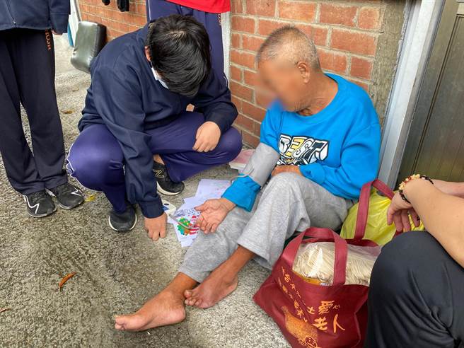 大湖國中師生到華山基金會服務的獨老個案家中，送上耶誕卡片及熱呼呼的便當，並由學生發揮在校所學為獨居老人量血壓，了解健康狀況。（巫靜婷攝）