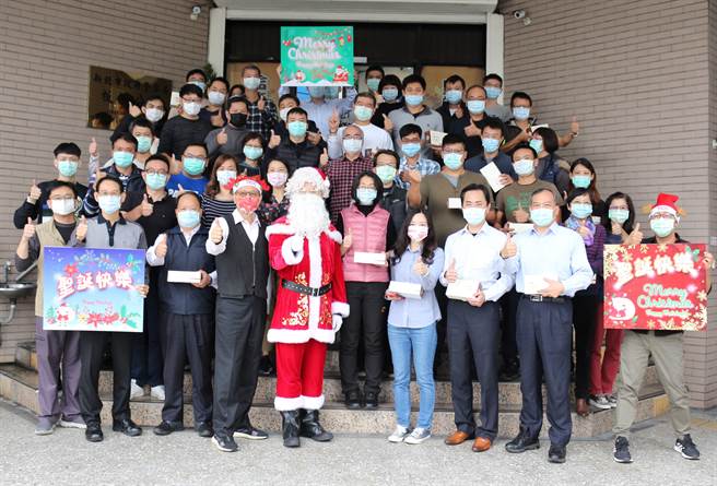 新北市板桥警分局长刘炯炫化身为耶诞老人，逐一至各办公室将礼物送到每位同仁手上。（板桥警分局提供）