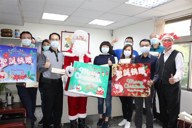 新北市板桥警分局长刘炯炫化身为耶诞老人，逐一至各办公室将礼物送到每位同仁手上。（板桥警分局提供）