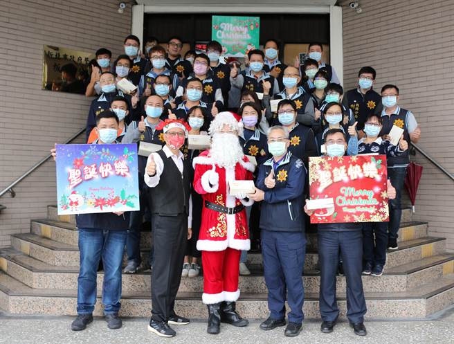 新北市板桥警分局长刘炯炫化身为耶诞老人，逐一至各办公室将礼物送到每位同仁手上。（板桥警分局提供）
