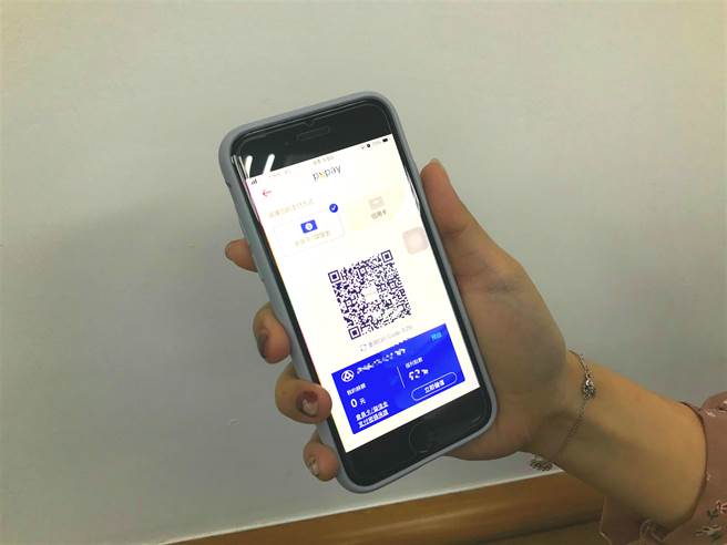 全联明年取消报电话集点，有网友问及「若是全家共用一张卡，该怎么办？」（图／记者杨雅婷摄影）