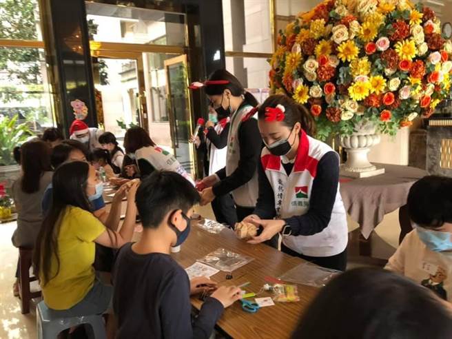 信义房屋小熊毛巾DIY让亲子一同感受圣诞节气氛。(图/信义房屋提供)