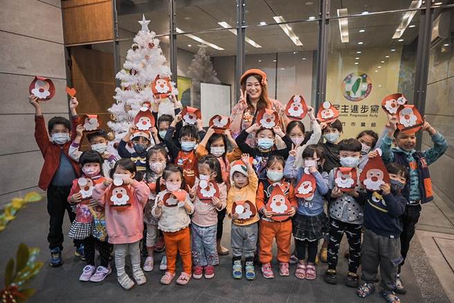 民進黨新竹市黨部在溫馨耶誕節的前夕，邀請到「貓頭鷹老師」帶領孩子們走入耶誕節的小故事中，讓孩子度過溫馨的耶誕佳節前夕。（陳育賢攝）