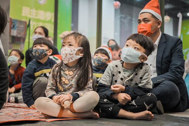 民進黨新竹市黨部在溫馨耶誕節的前夕，邀請到「貓頭鷹老師」帶領孩子們走入耶誕節的小故事中，讓孩子度過溫馨的耶誕佳節前夕。（陳育賢攝）