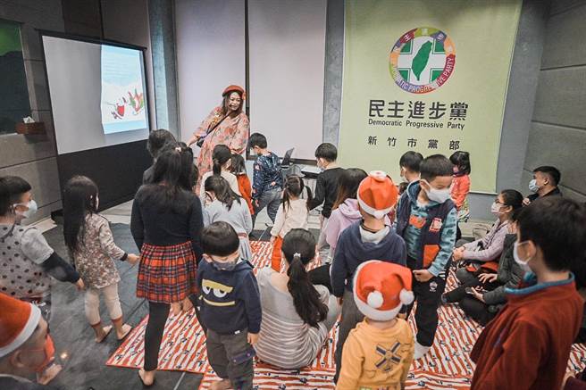 民進黨新竹市黨部在溫馨耶誕節的前夕，邀請到「貓頭鷹老師」帶領孩子們走入耶誕節的小故事中，讓孩子度過溫馨的耶誕佳節前夕。（陳育賢攝）
