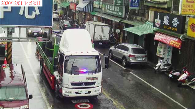 芦竹区南山路三段大货车禁行地面标志。(交通局提供／蔡依珍桃园传真)