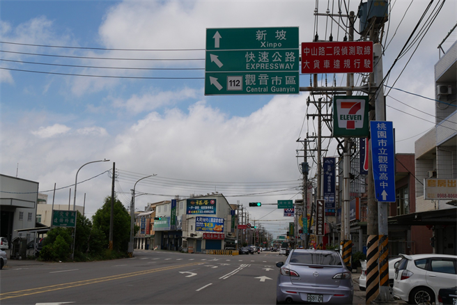观音区中山路二段(环中路东西两侧间)科技执法警示牌面。(交通局提供／蔡依珍桃园传真)