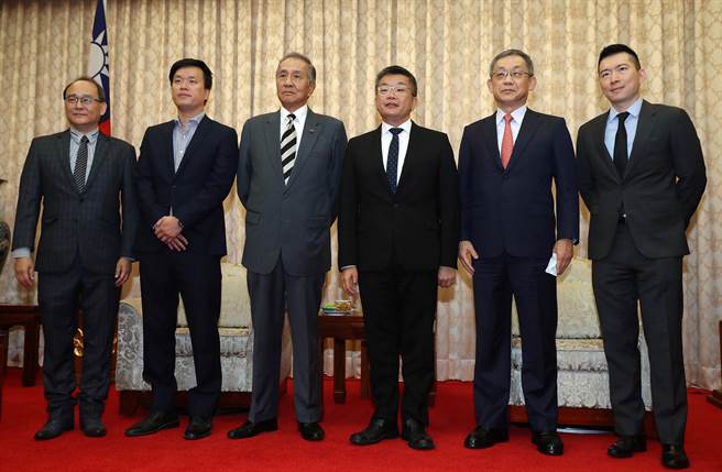 乐天桃猿领队刘玠廷（左2）卸任，中职新会长、立法院副院长蔡其昌（右3）在脸书PO文肯定其贡献。（资料照／刘宗龙摄）