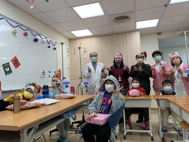耶诞节前夕，教育局与中山医学大学附设医院24日举行耶诞节活动，赠送礼物给「床边教学」班儿癌学生，气氛温馨。（中山附医提供／张妍溱台中传真）
