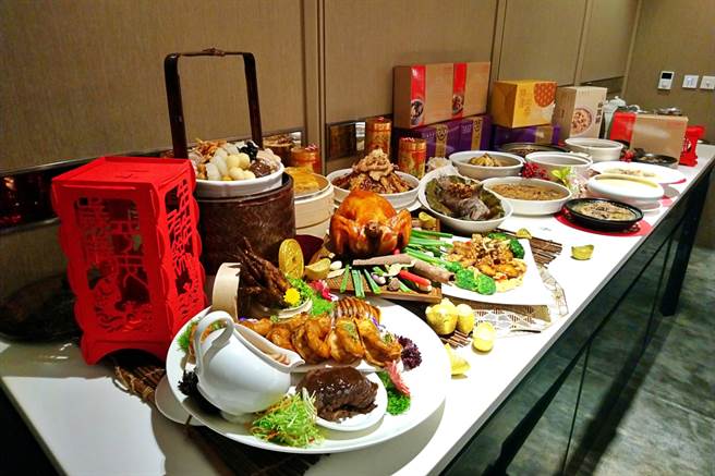 2021年春节年菜商机估达逾50亿元，六福旅游集团推出11款中价位冷冻年菜商品，配合六福万怡续推常温年菜，目标今年外带年菜业绩3000万元。（记者林资杰摄）