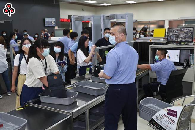 民航局提醒，民眾进入航空站及搭乘航空器时应佩戴口罩。（本报资料照）
