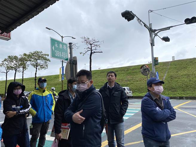 新北交通警察大队、交通局等单位24日上午10时再次前来该路口进行3度会勘，当地里长、市议员李倩萍亲自到场会勘，会后由李倩萍统整做出5点结论。（戴上容摄）