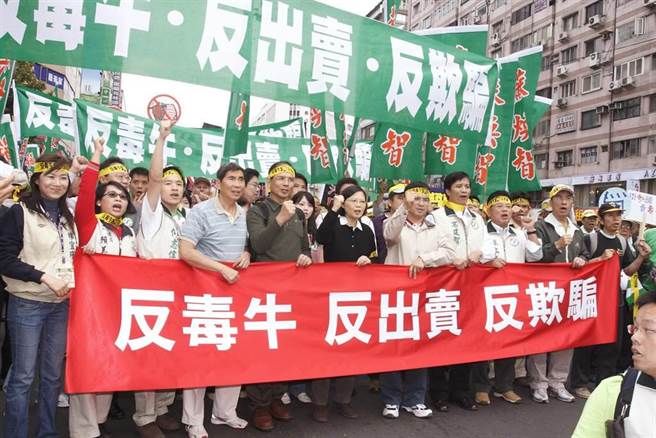 總統蔡英文當年曾與多位民進黨政要上街遊行反美牛，遭外界批評昨是今非。（本報資料照）