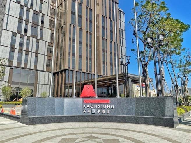 朕豪酒店也发出声明稿回应指出，万豪国际总部与酒店间，双方系统之建置仍需点时间做调整，酒店虽然已全面做好营运相关准备工作并取得政府相关主管机关之核可，但基于操作之相关介面更能满足双方之意见与看法，目前正积极努力协调推进中。(翻摄照片／刘宥廷高雄传真)