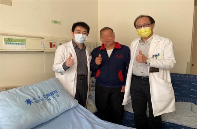 吴姓老翁（中）出院前开心和简维弘医师（左）、刘明岳医师（右）合影留念。（苗栗医院提供／何冠娴苗栗传真）