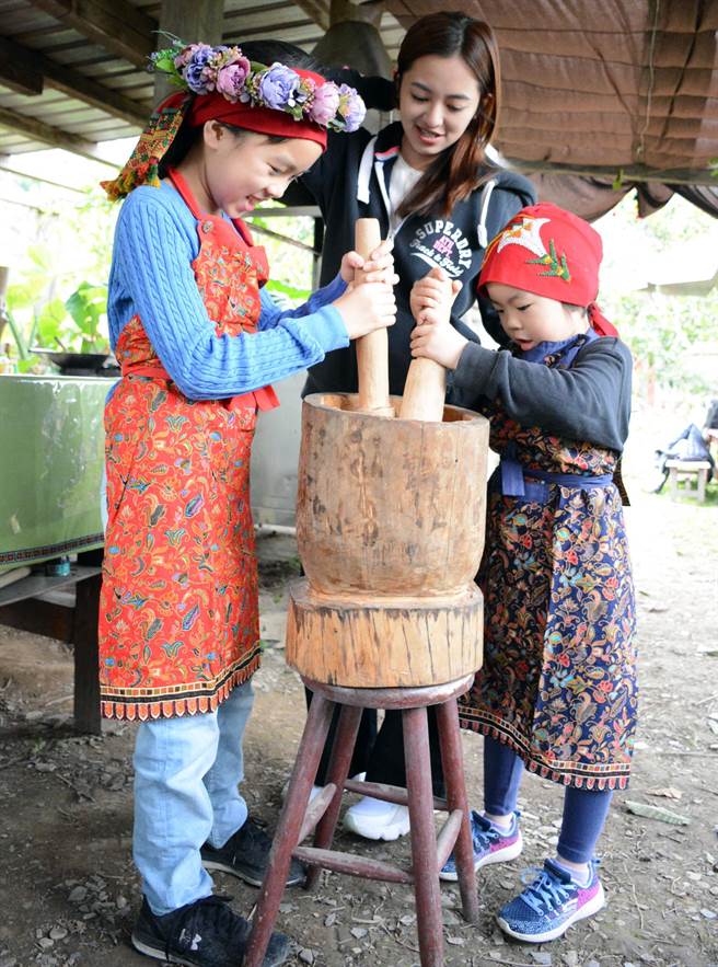 雾台乡发展部落厨艺学堂，游客透过手作体验原民文化，成了近来最夯的游程。（林和生摄）