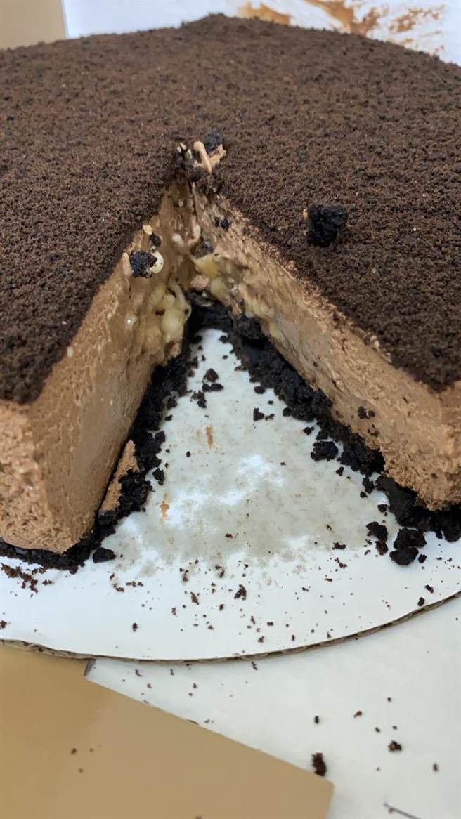 好市多新品「巧克力香蕉生乳酪蛋糕」被不少网友大讚好吃，但分量相当多。（图／翻摄自Costco好市多 商品经验老实说）