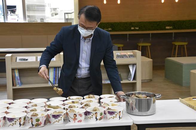 麵本家董事長劉世欣24日回母校大甲高中，下廚煮麻油雞麵線與學弟妹分享。（大甲高中提供／陳淑娥台中傳真）