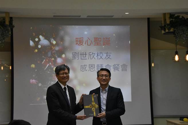 大甲高中校長蕭建華感謝麵本家董事長劉世欣回饋母校。（大甲高中提供／陳淑娥台中傳真）