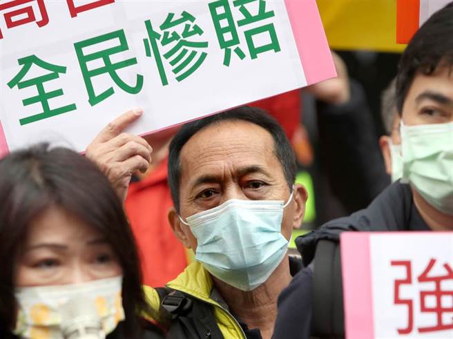 圖為一位手持標語的工會代表。（鄭任南攝）
