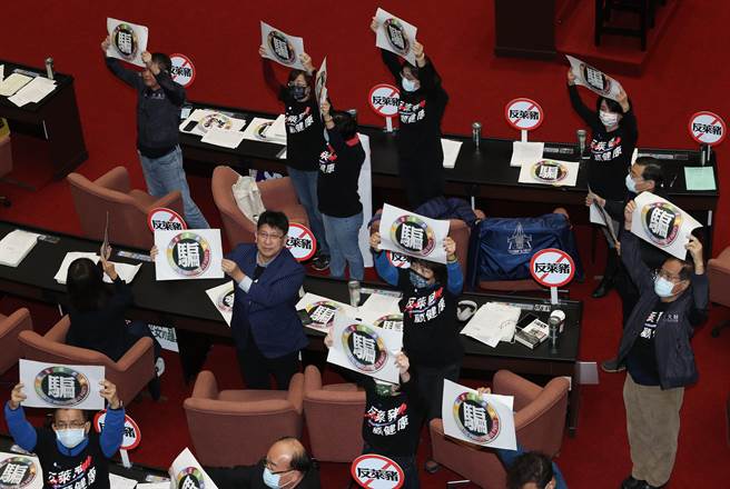 立法院会24日上演攸关莱猪进口的9项行政命令表决大战，民进党团挟人数优势，否决国民党团的提案，而国民党立委们则高举「骗」字的标语，讽刺民进党只会骗。（刘宗龙摄）