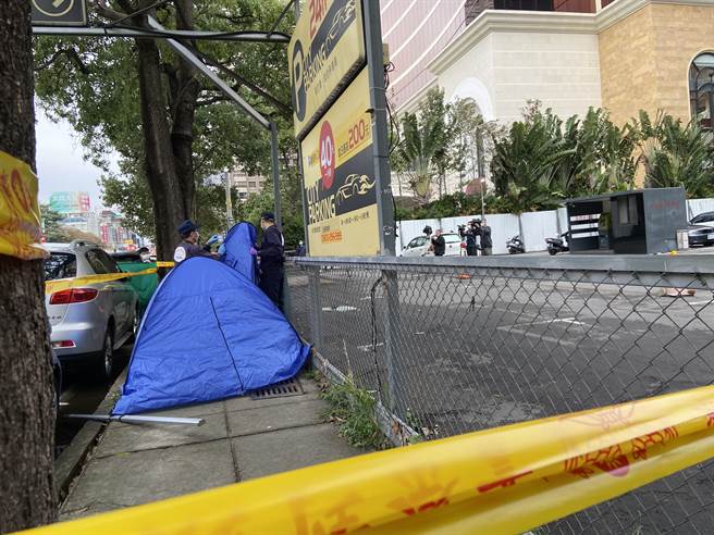台中市七期豪宅区24日上午发现一名男子塞在人行道的水沟，研判已死亡三周时间。（卢金足摄）