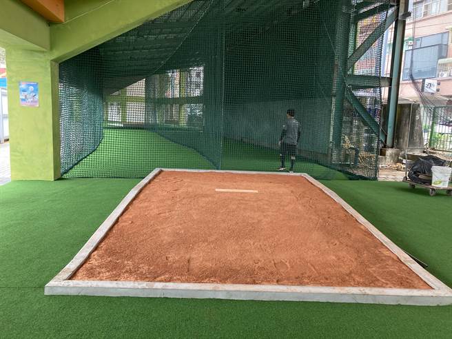 嘉义市棒球场外野室内牛棚、打击区。（邓心瑜摄）