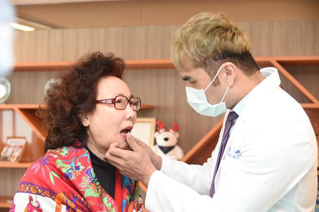 高雄62岁国际旅游集团创办人曾志瑛（左）接受经口无疤甲状腺微创手术，外观无明显疤痕。（柯宗纬摄）