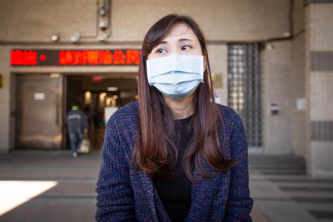 重伤失能的消防队员妻子24日代表出庭，控诉货柜车驾驶及公司迄今完全不探视不关心也不认错，当庭强调判决定谳才会负责。（袁庭尧摄）