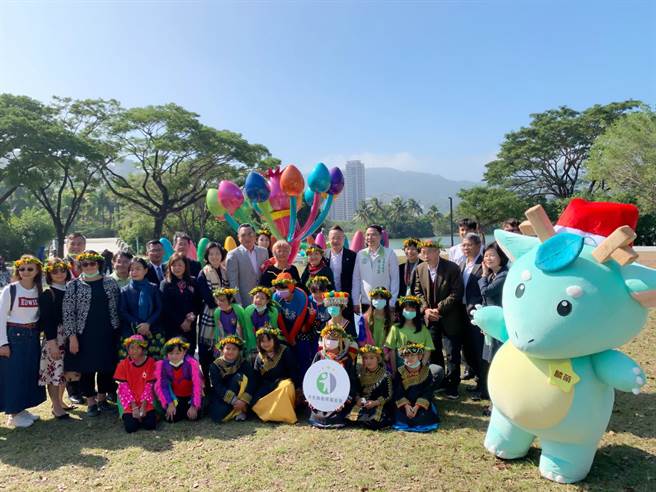 高美馆《奇花仙境》雕塑今天亮相，清景麟教育基金会邀请偏乡童亲近艺术。（柯宗纬摄）