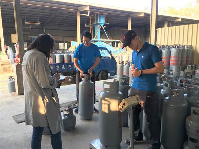 金门县液化石油气偷斤减两联合稽查小组配合消保官协同消防局、标检局高雄分局金门办事处抽查9家瓦斯业者共84支瓦斯桶，结果均符合规定之一。（金门县府提供）