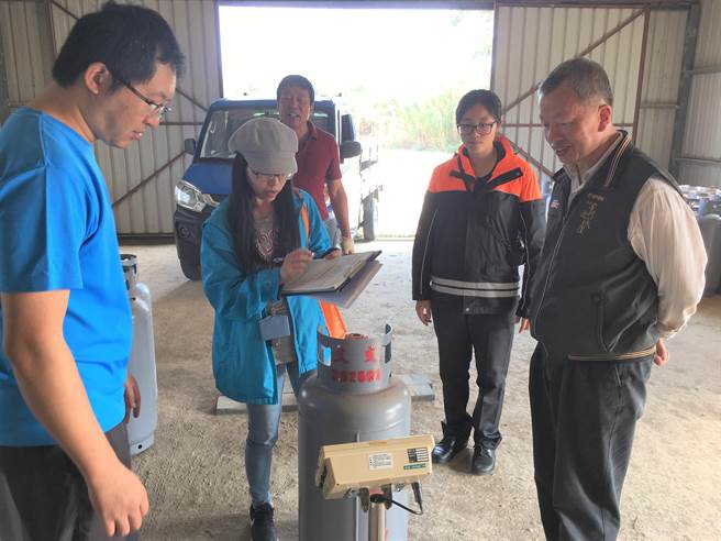 金门县液化石油气偷斤减两联合稽查小组配合消保官协同消防局、标检局高雄分局金门办事处抽查9家瓦斯业者共84支瓦斯桶，结果均符合规定之二。（金门县府提供）