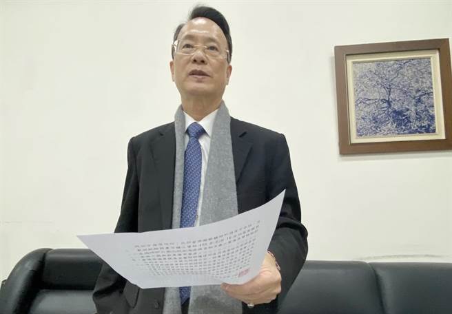 涉铅中毒案的盛唐中医负责人吕世民委托律师罗闳逸回应表示，对病患绝不会相应不理，对医疗费用等合理赔偿要求，絶对负责到底。（陈淑芬摄）