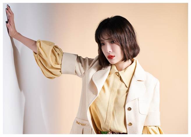 蔡淑臻受邀拍摄GUCCI专题，以专业名模架势诠释GUCCI早春时尚，GUCCI象牙白外套8万8000元，浅杏色衬衫3万9000元，印花裙 4万3000元。（JOJ PHOTO摄）