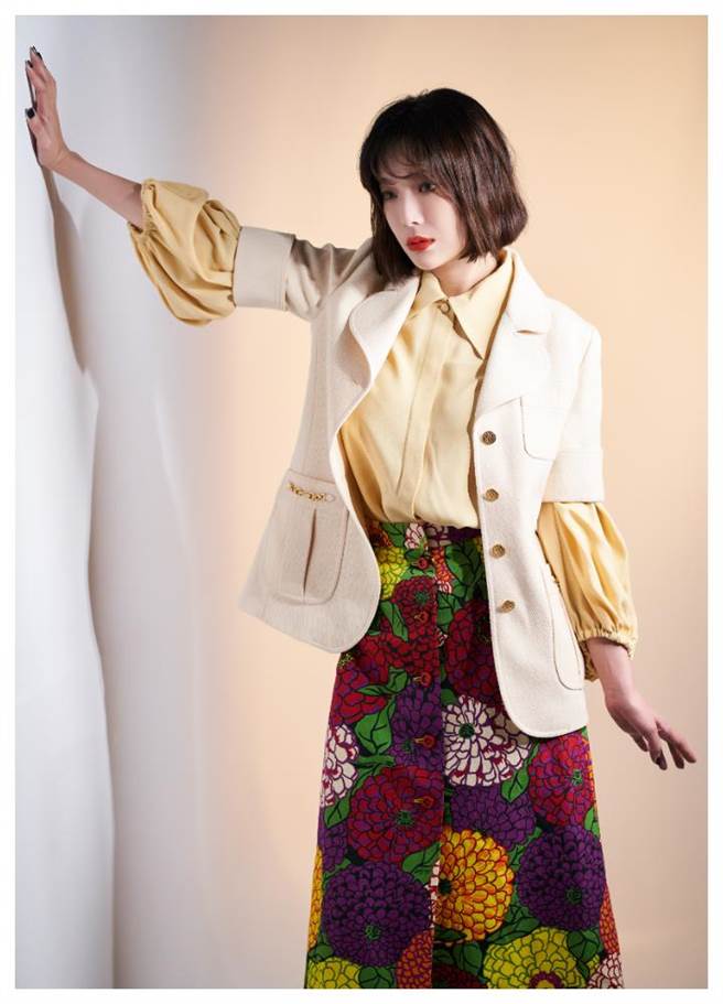 蔡淑臻受邀拍摄GUCCI专题，以专业名模架势诠释GUCCI早春时尚，GUCCI象牙白外套8万8000元，浅杏色衬衫3万9000元，印花裙 4万3000元。（JOJ PHOTO摄）
