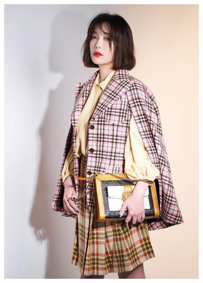 蔡淑臻回忆昔日为GUCCI走秀的心情故事，为了GUCCI不怕牺牲不喊累，苏格兰格纹斗篷11万4000元，泡泡袖衬衫3万9000元，格纹短裙4万8500元。（JOJ PHOTO摄）