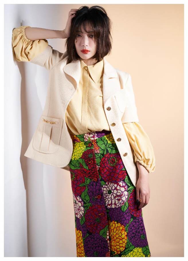蔡淑臻受邀拍摄GUCCI专题，以专业名模架势诠释GUCCI早春时尚，GUCCI象牙白外套8万8000元，浅杏色衬衫3万9000元，印花裙 4万3000元。（JOJ PHOTO摄）