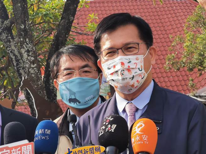 長榮航空公司紐西蘭籍機師未遵守防疫規定，交通部長林佳龍（右）表示，交通部會用最重條文處罰。（劉秀芬攝）