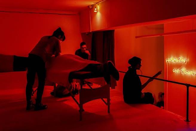 黄博志反应非法移民性工作者课题的〈四楼天堂〉首次回台展出。（双方艺廊提供）