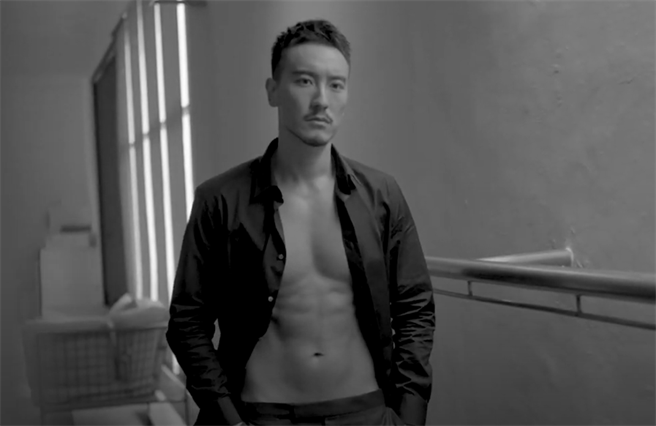 王阳明花6周速成8块肌。（久明美容医学提供）