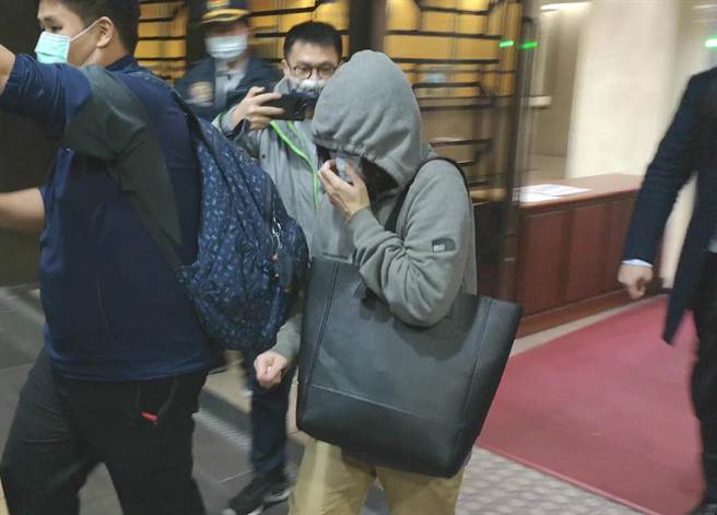 黄琪的母亲（帽T者）为救儿子，挖出神秘笔记本提交给台北地院作为证据。（黄捷摄）