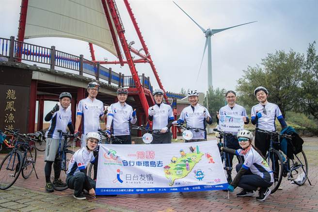 日本静冈县国际经济振兴会驻台代表体验苗栗县「绿光海风自行车道」，推荐山海线自行车道沿途景致。（苗栗县政府提供／何冠娴苗栗传真）