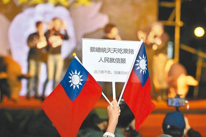 萊豬禁進校園遭民進黨否決 藥師爆：有一個大漏洞。圖為國民黨23日舉辦「守護食安之夜」，許多民眾自發前來參與，其中有民眾高舉「蔡總統天天吃萊豬人民就信服」手牌。（圖/本報資料照，杜宜諳攝）