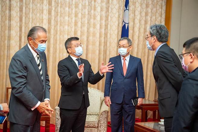 立法院副院长蔡其昌（左二）。（中华职棒提供）