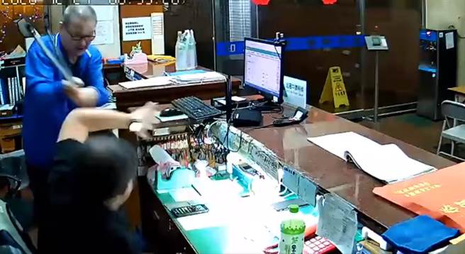 住户拿拐杖爆打！佛性保全「乖乖被揍」网看傻：发生啥事(图片截自影片)