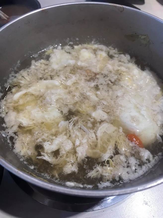 原PO气炸表示，友人竟趁她去拿卫生纸时，把她打在锅中的蛋搅拌，直接变成蛋花汤。(摘自爆怨2公社)