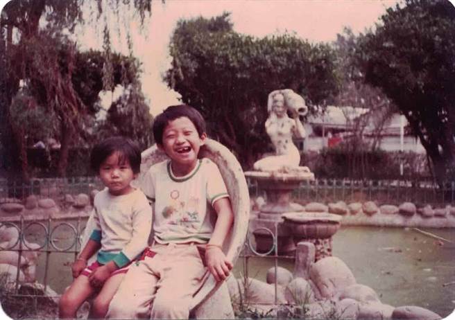 云林县北港国中寻找剪黏大师江清露「倒水美女」泥塑作品（右后方），并列为美术班特色课程。（吴先生提供／张朝欣云林传真）