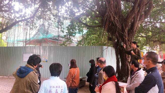 云林县北港国中寻找剪黏大师江清露「倒水美女」泥塑作品，并列为美术班特色课程。（张朝欣摄）