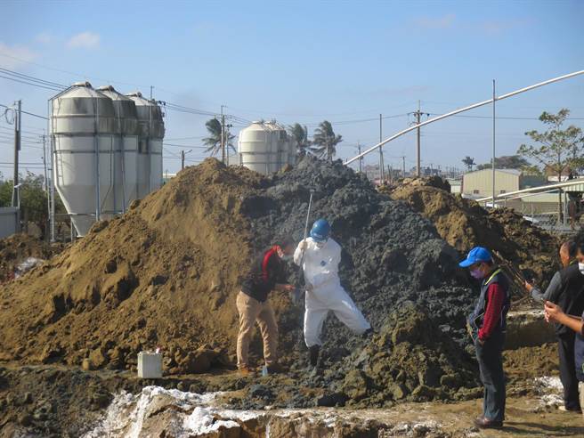 环保局会同相关单位现场开挖，果然挖出大量腐烂尸袋，现场臭气衝天。（嘉义县政府提供∕吕妍庭嘉义传真）